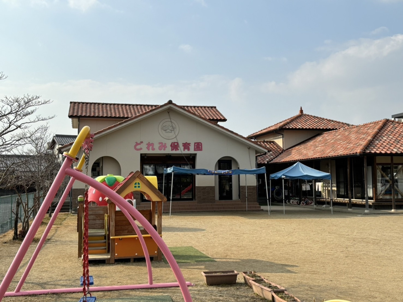 園舎の外観と園庭 園舎の外観と園庭